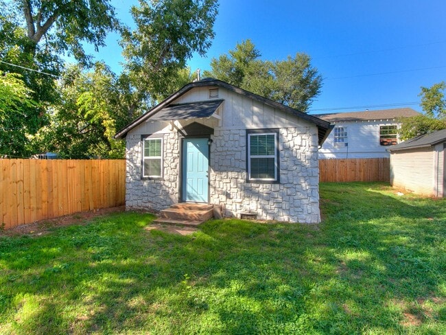 Building Photo - Newly renovated efficancy with fenced yard.