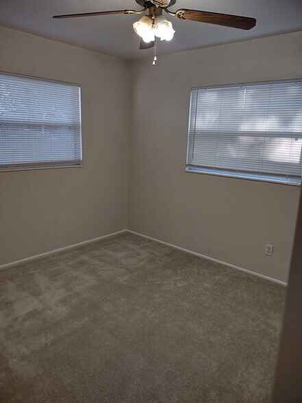 Large bedroom fits KING-SIZE BED - 4121 Iris St N