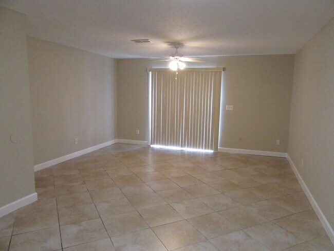 Building Photo - 6913 Cherry St. #V