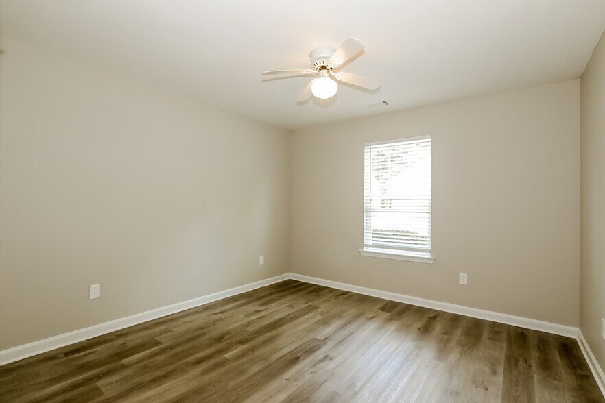 Building Photo - 505 Walnut Woods Dr