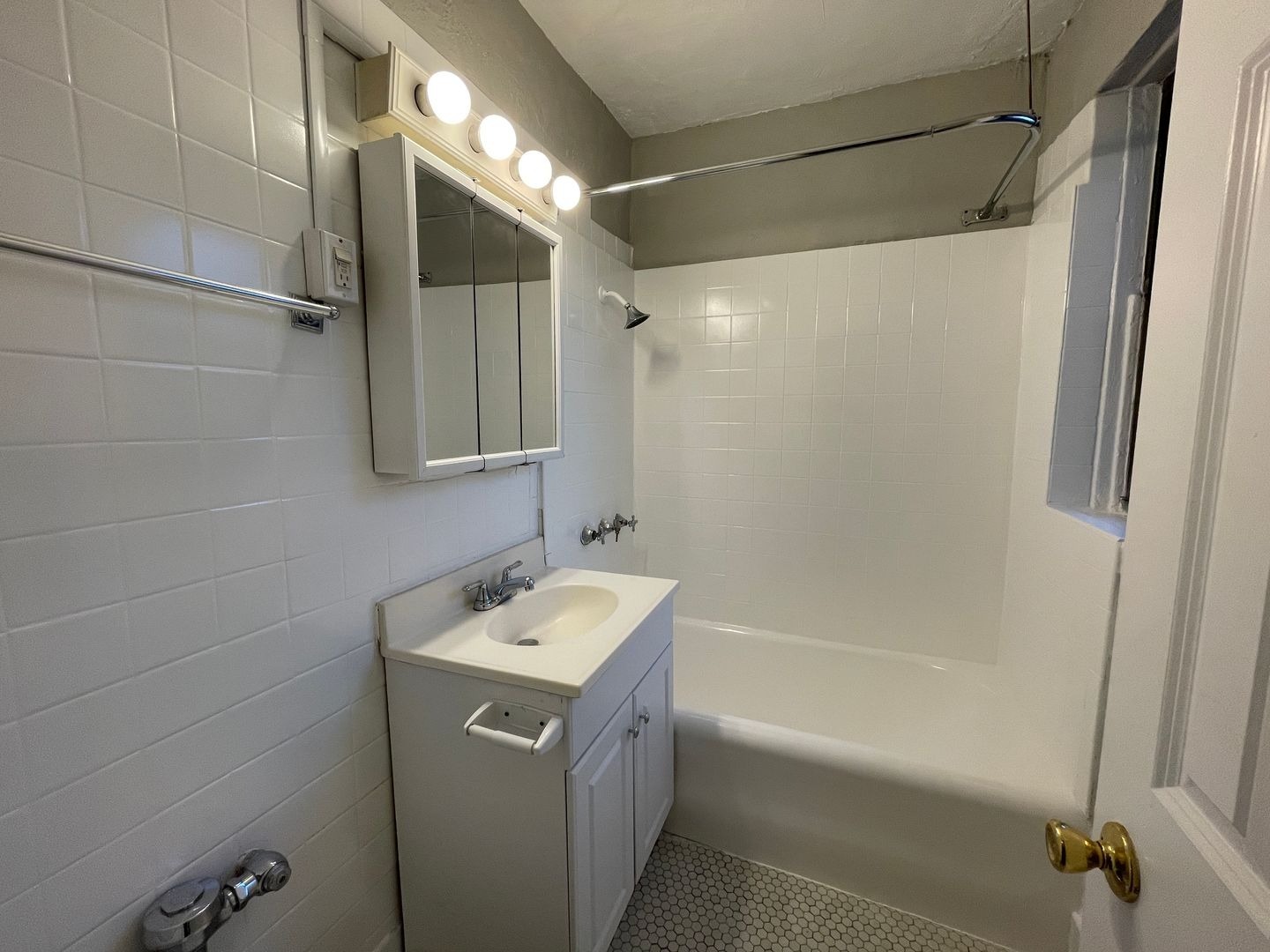 Building Photo - 831 W Bradley Pl