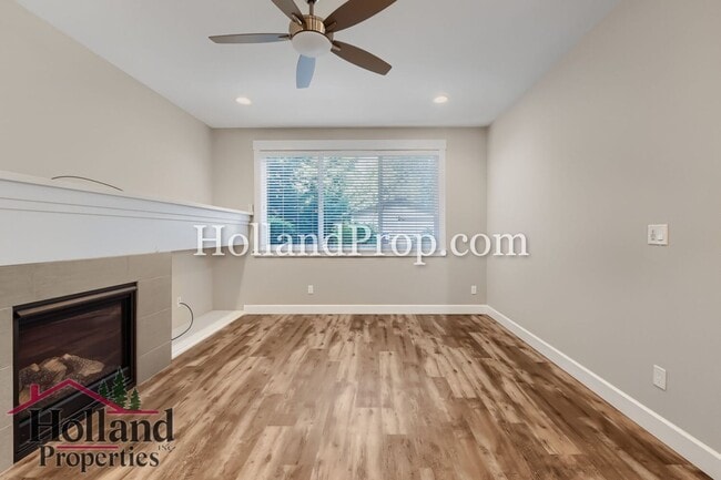Building Photo - Beautiful 3-Bedroom Home with Fireplace, Modern Kitchen & Private Backyard in Hillsboro