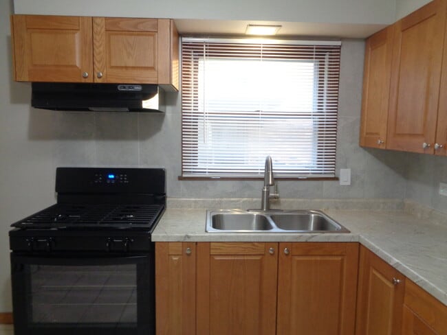 Building Photo - 10533 Parkside Ave