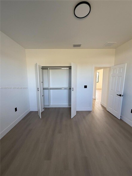 Building Photo - 8033 Oakleaf Cir