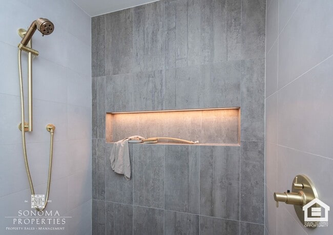 Building Photo - 3 Bedroom Exquisitely Furnished Home