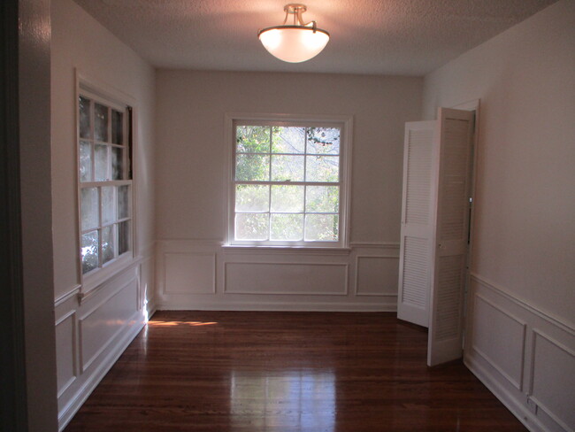 Building Photo - 1002 Tiverton Ave
