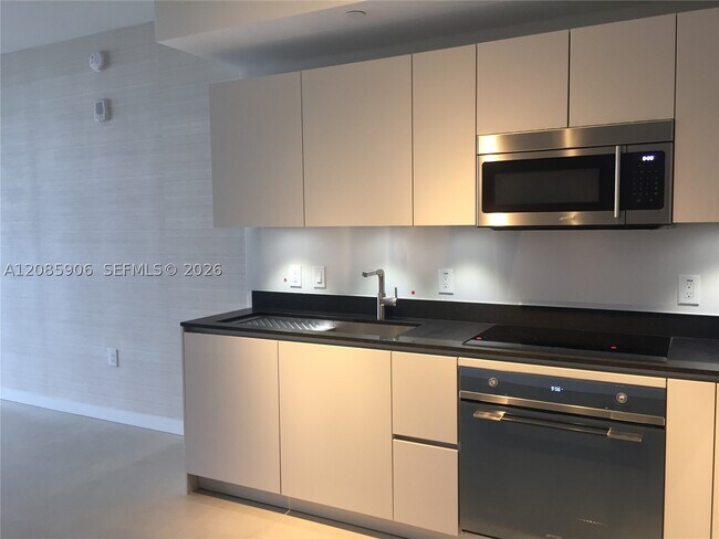 Building Photo - 1010 Brickell Ave