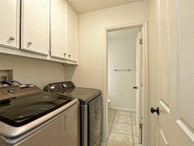 Building Photo - 3800 Palomar Ln