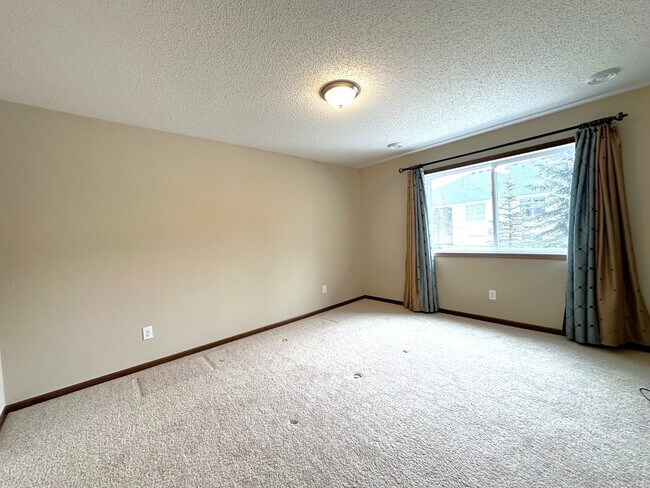 Building Photo - 6218 Shadyview Ln N