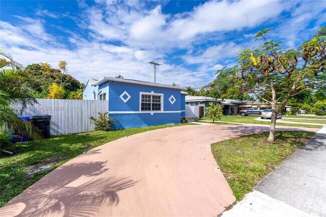 Building Photo - 320 S 28th Ave