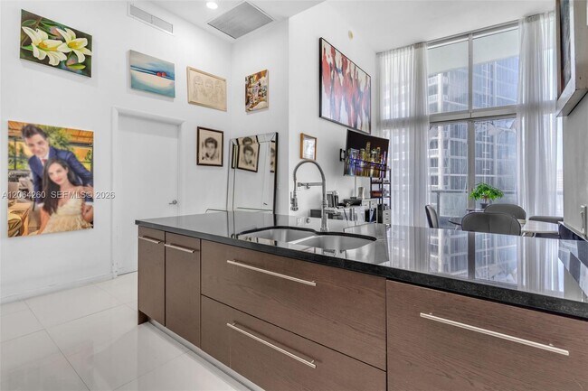 Building Photo - 475 Brickell Ave