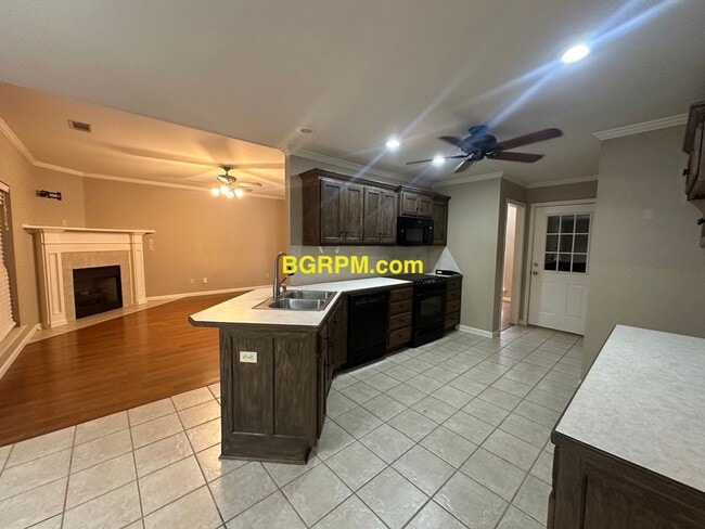 Building Photo - 3 Bed 2 Bath!