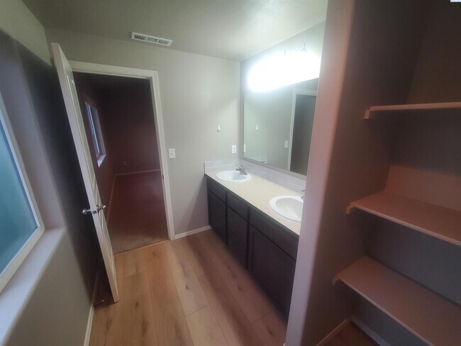 Building Photo - Kennewick Rambler with 3 Car Garage