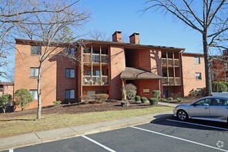 Building Photo - Well-Located, Top-Floor Turtle Creek Apart...