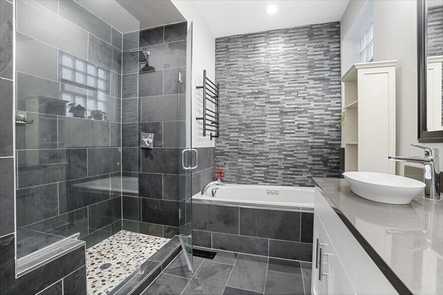 Building Photo - 1018 N Hermitage Ave