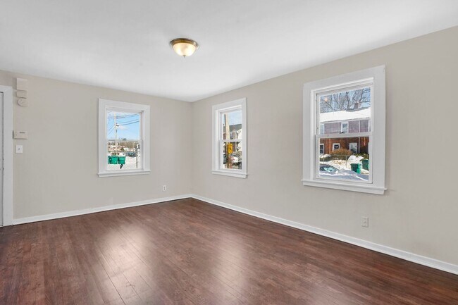 Building Photo - 6-12 Putnam Circle