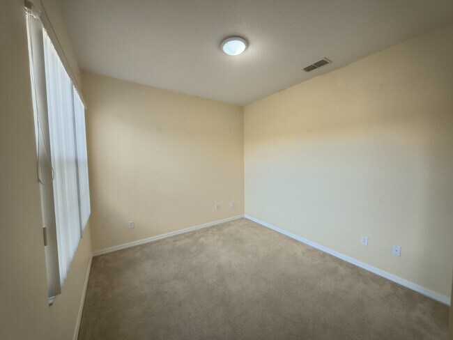 Building Photo - 1307 Clove Dr