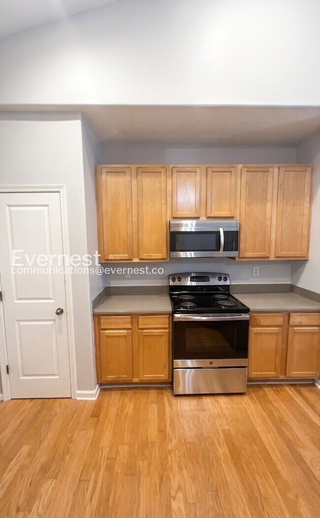 Building Photo - Limited Time Special Offer / 4 Bed, 2 Bath Home with Garage / Pet-Friendly / Available Now!