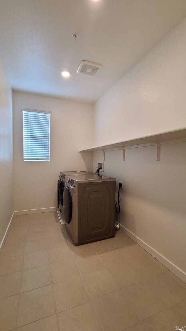 Building Photo - 2402 Indigo Dr
