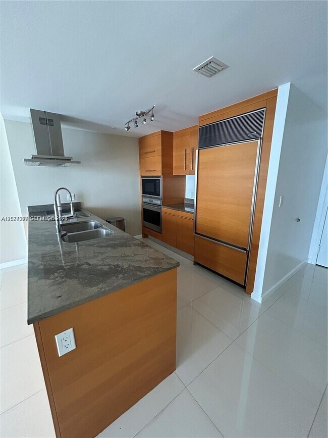 Building Photo - 495 Brickell Ave