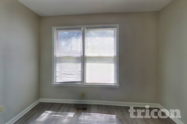 Building Photo - 529 Ferncliffe Rd