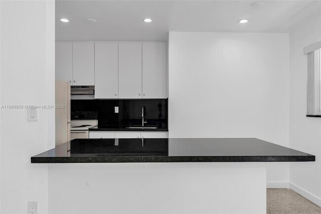Building Photo - 559 SW 10th St