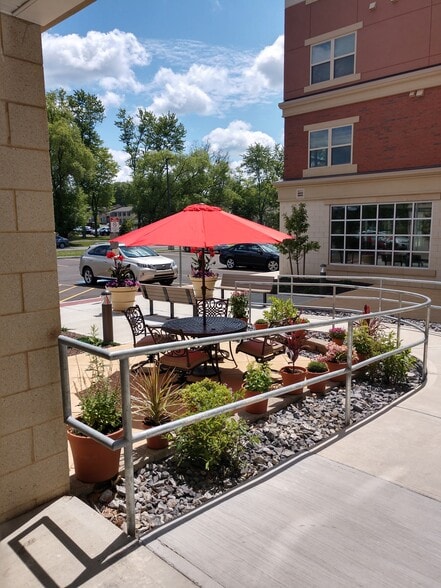Courtyard Lounge Area - Cayuga View Luxury Living