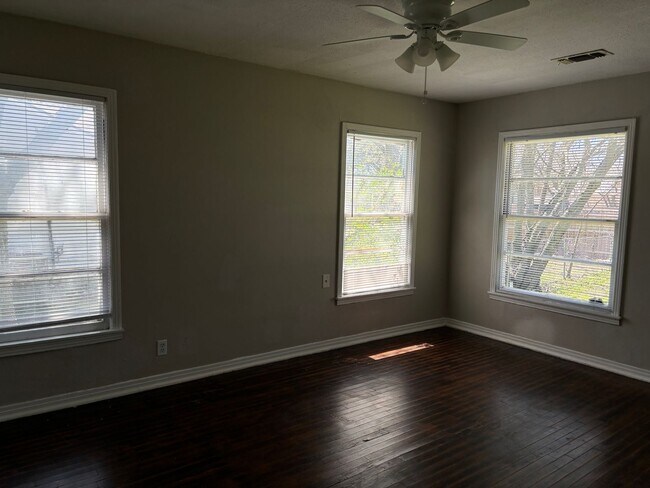 Building Photo - 3/1/1 Near Fairview Park in Sherman!
