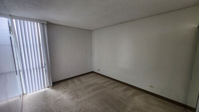 Building Photo - 1320-S