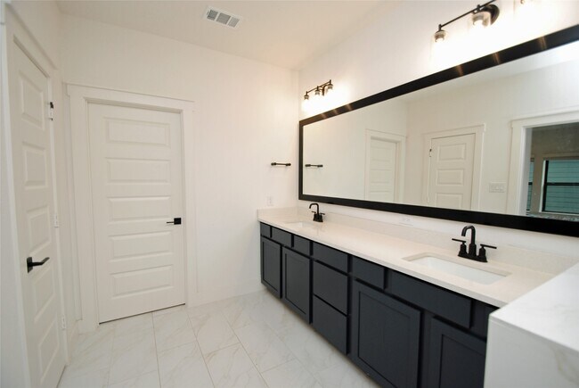 Building Photo - 18643 Parkland Row Dr