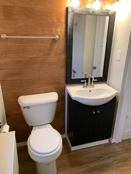 Bath - 106 N 7th Ave