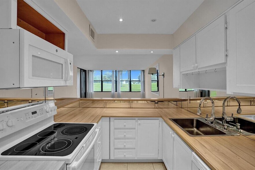 Building Photo - 16300 Golf Club Rd