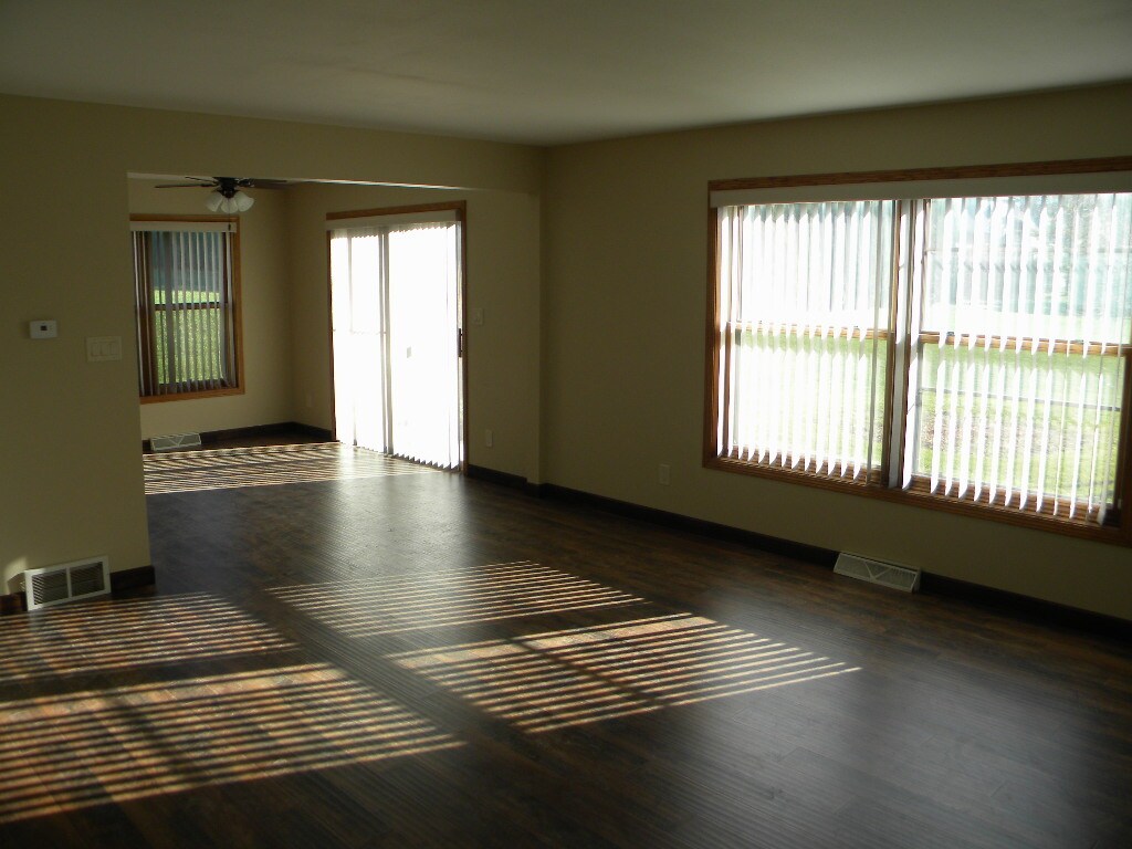 Building Photo - 475 Overland Trl