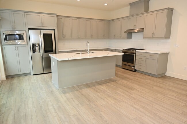 Building Photo - Upscale 2-BR Dual-Suite Condo in Downtown San Jose