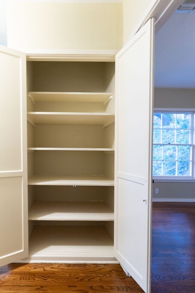 Building Photo - Beachwood Canyon 2b2b Home - Intentional F...