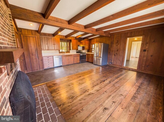 Building Photo - 37899 Snickersville Turnpike