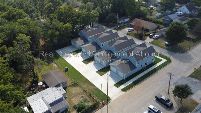 Building Photo - 726 S Weenonah Ave