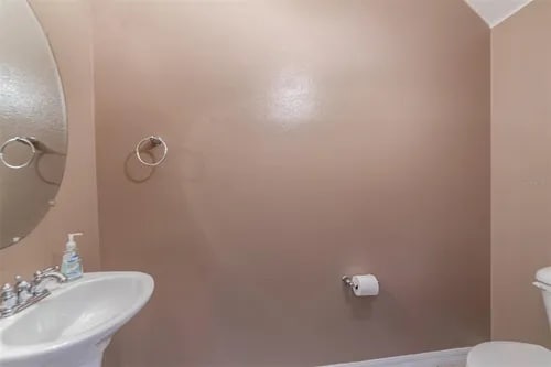 Building Photo - Beautiful 2 Bedroom 2.5 Bath Townhome loca...