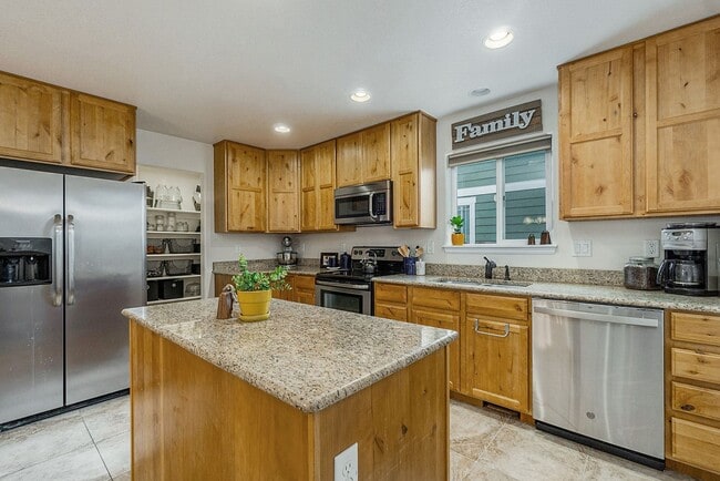 Building Photo - Gorgeous 6 Bedroom/3.5 Bathroom Home!