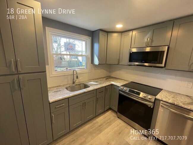 Building Photo - 18 Green Lynne Drive - Beautiful 5 Bedroom...