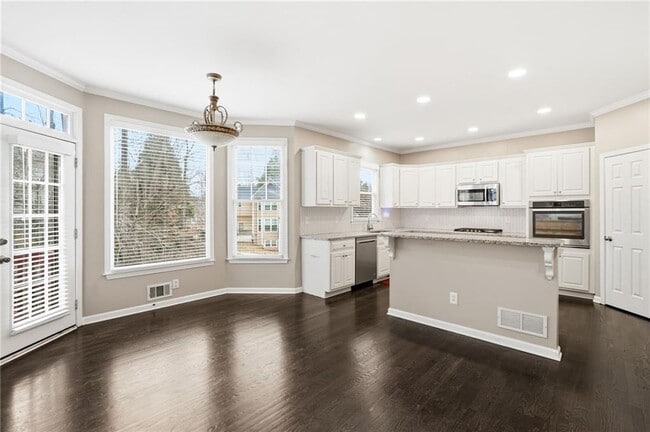 Building Photo - 310 Stoneleigh Dr SW