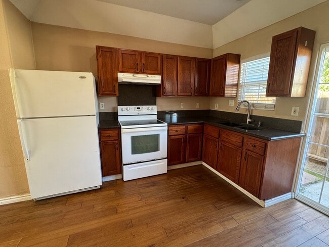 Building Photo - Newly Redone Charming 2 Bedroom!