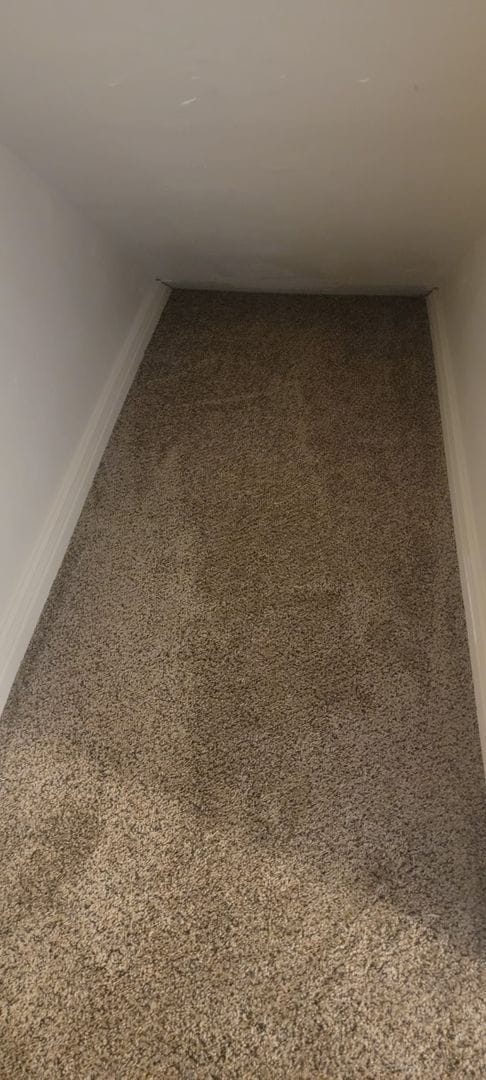 Building Photo - 3 bed, 1.5 bath End Unit in The Meadows To...