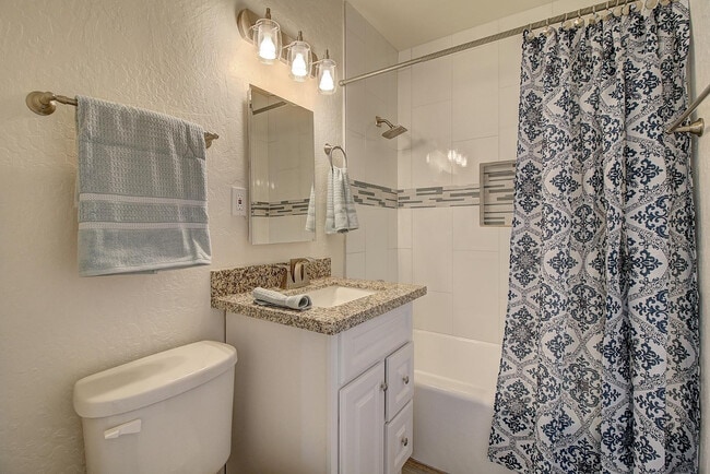 Building Photo - 224 W Glenrosa Ave