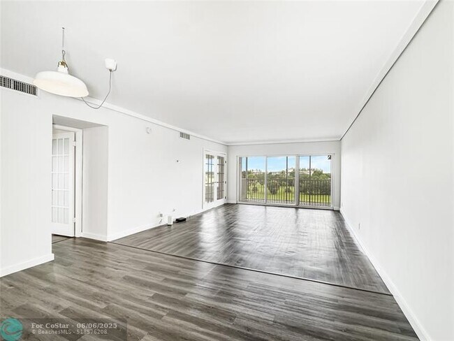 Building Photo - 2950 N Palm Aire Dr