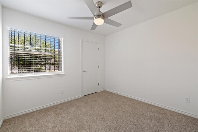 Building Photo - 9903 Roxanna Dr