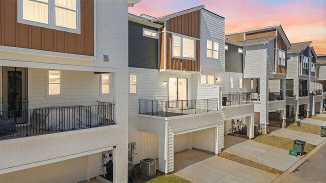 Building Photo - Gorgeous Aria at the Park 3 Bedroom Townhouse!