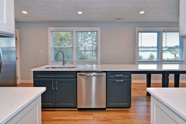 Building Photo - New Waterfront Home
