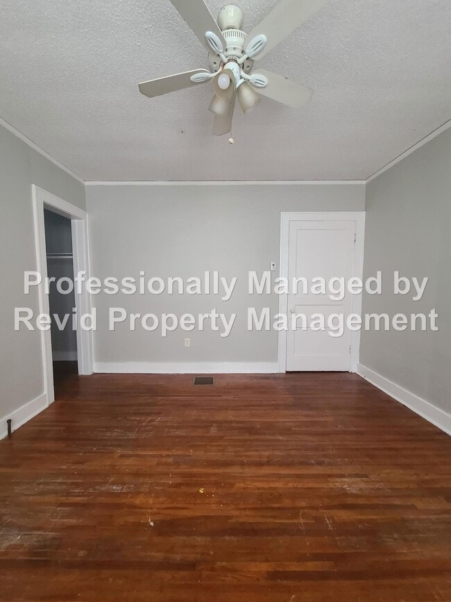 Building Photo - Great 2 Bedroom with large balcony!