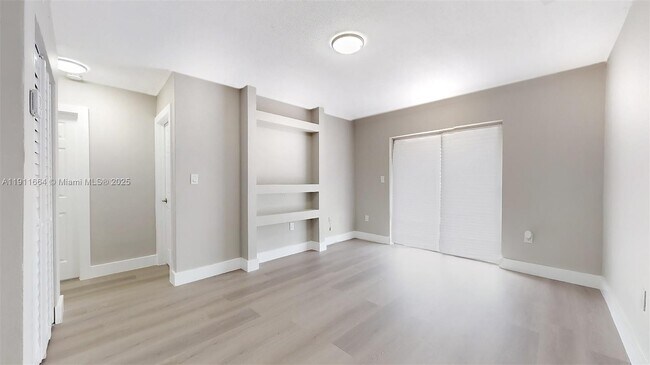 Building Photo - 329 SW 9th Ave